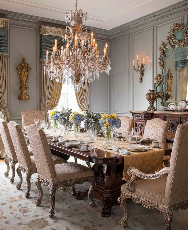 Ruang makan dengan lampu gantung klasik